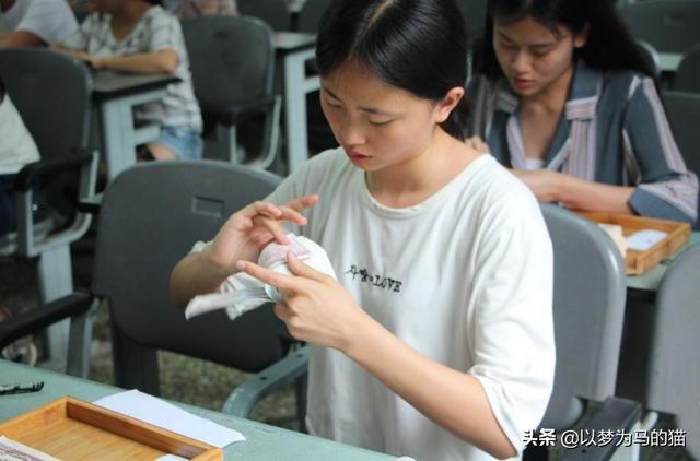 女人现在学什么手艺最赚钱，适合女人最吃香的四大职业